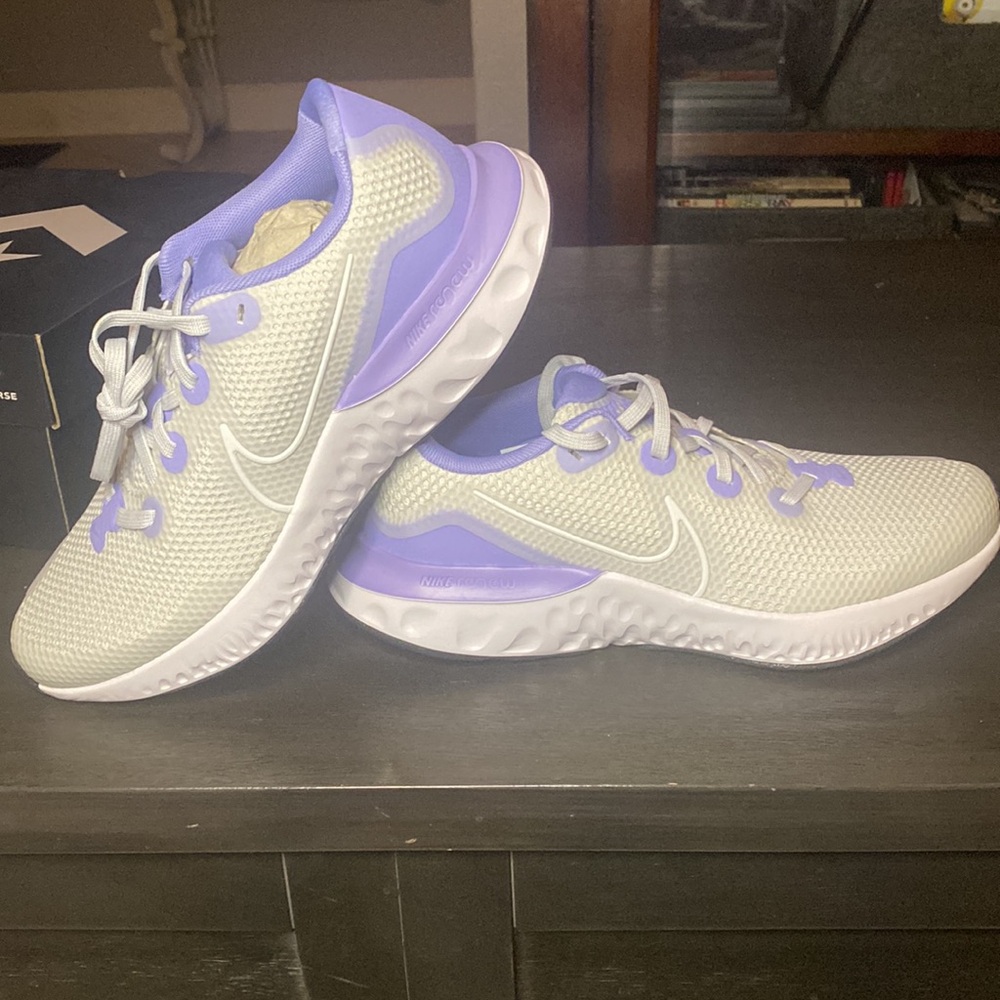 Girls size 6Y Nike Renew Run sneakers